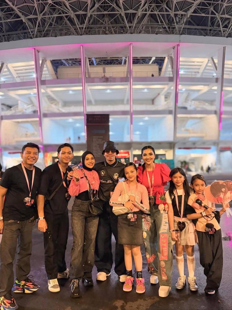Ashanty nonton konser BLACKPINK bareng suami, anak, menantu
