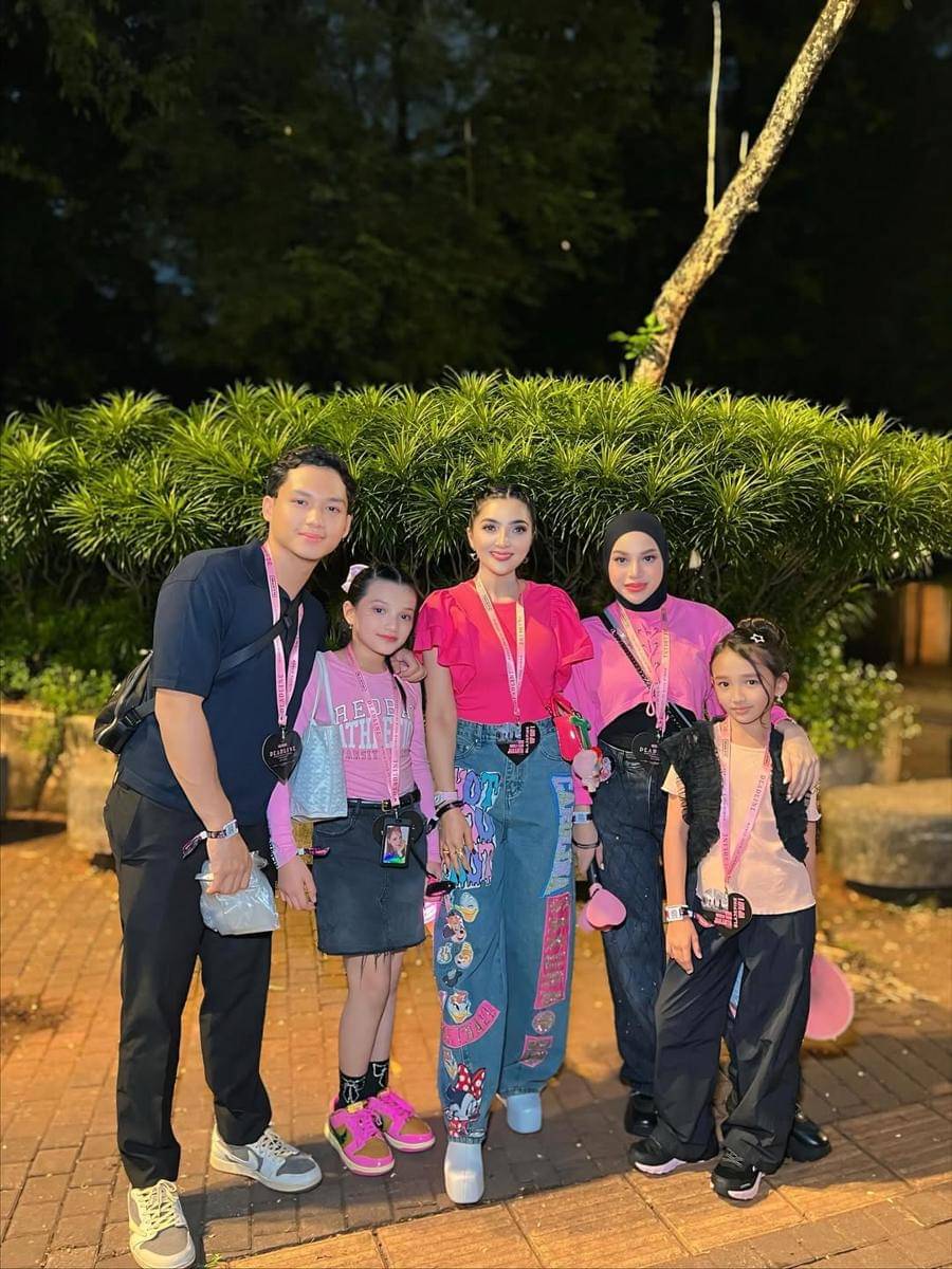 Ashanty nonton konser BLACKPINK bareng suami, anak, menantu