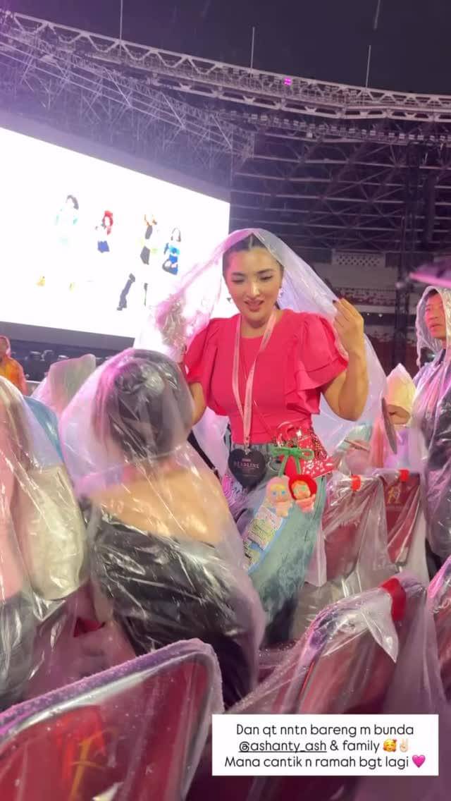Ashanty nonton konser BLACKPINK bareng suami, anak, menantu