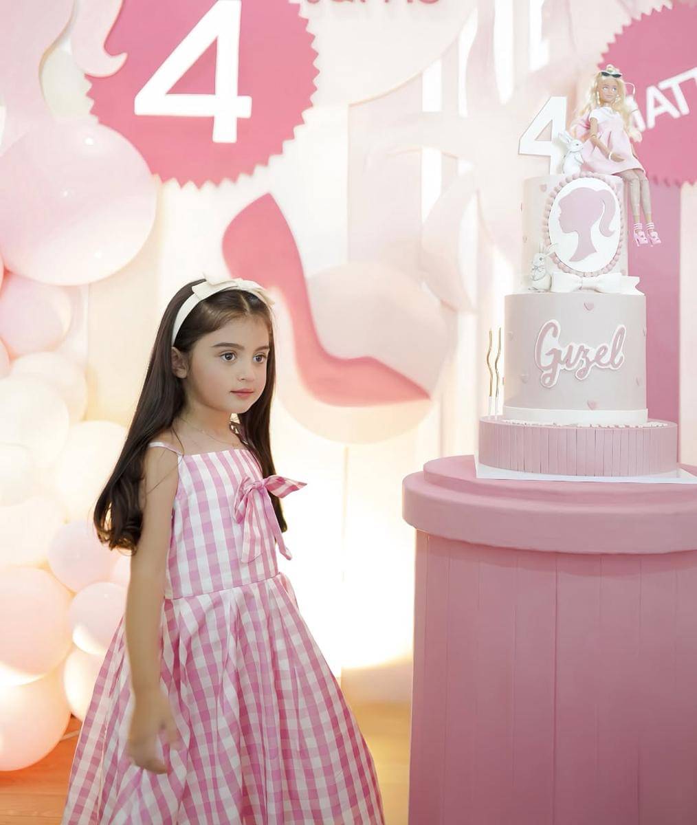 Ulang tahun Guzelim bertema Barbie