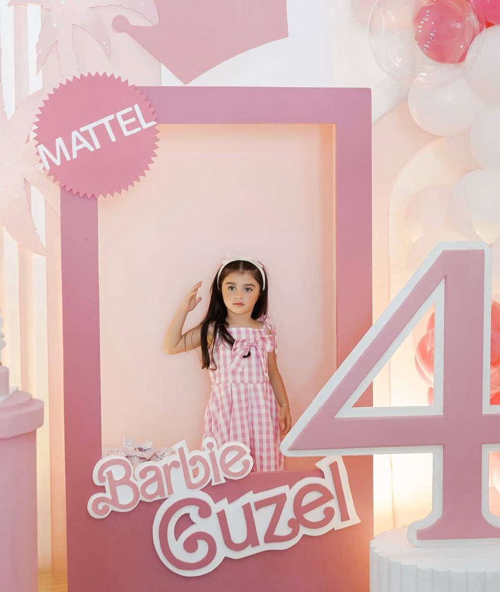 Ulang tahun Guzelim bertema Barbie