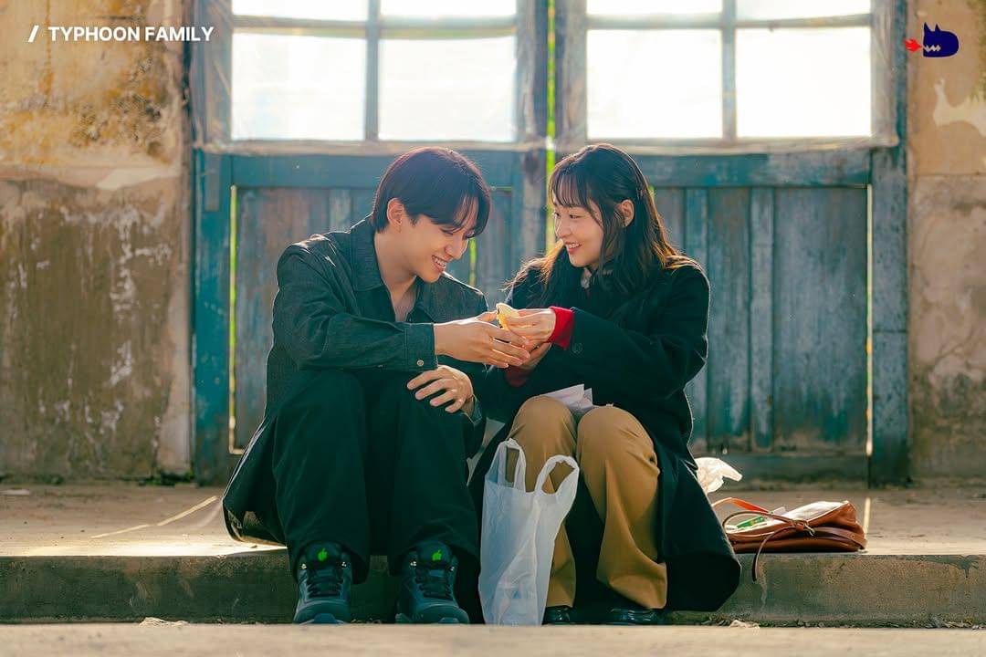 Kang Tae Poong (Lee Jun Ho) dan Oh Mi Seon (Kim Min Ha) dalam drakor Typhoon Family 