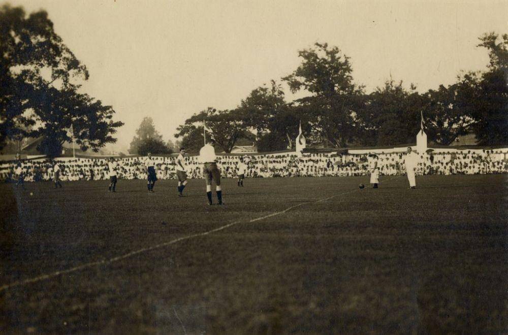 Salah satu pertandingan sepak bola di Hindia-Belanda pada dekade 1930-an. (Wikimedia Commons)