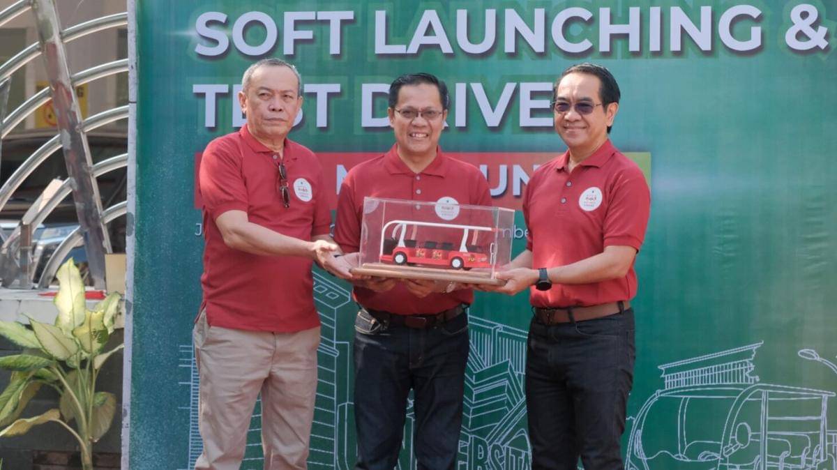 Fakultas Teknik Universitas Hasanuddin (Unhas) meluncurkan prototipe ENGI-MOVE, kendaraan listrik rakitan mahasiswa dan dosen. Momen soft launching sekaligus test drive digelar di Pelataran JK Arenatorium (GOR Unhas), Kampus Tamalanrea, Minggu (2/11/2025). Dok. Humas Unhas