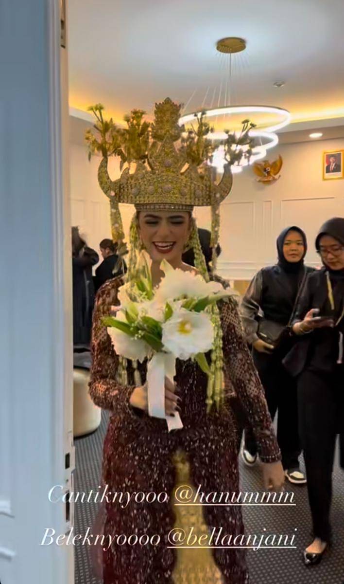 Gaya Makeup dan Busana Azizah Hanum di Resepsi Nikah