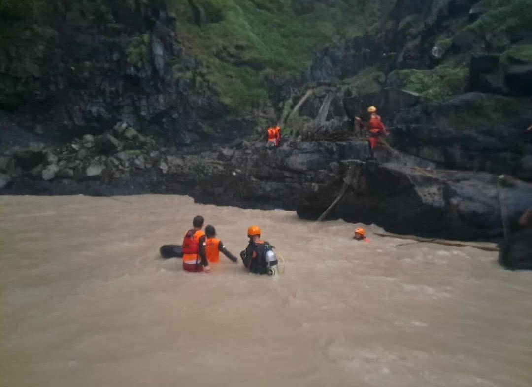 Tim SAR gabungan saat melakukan pencarian di Air Terjun Curup Besemah.