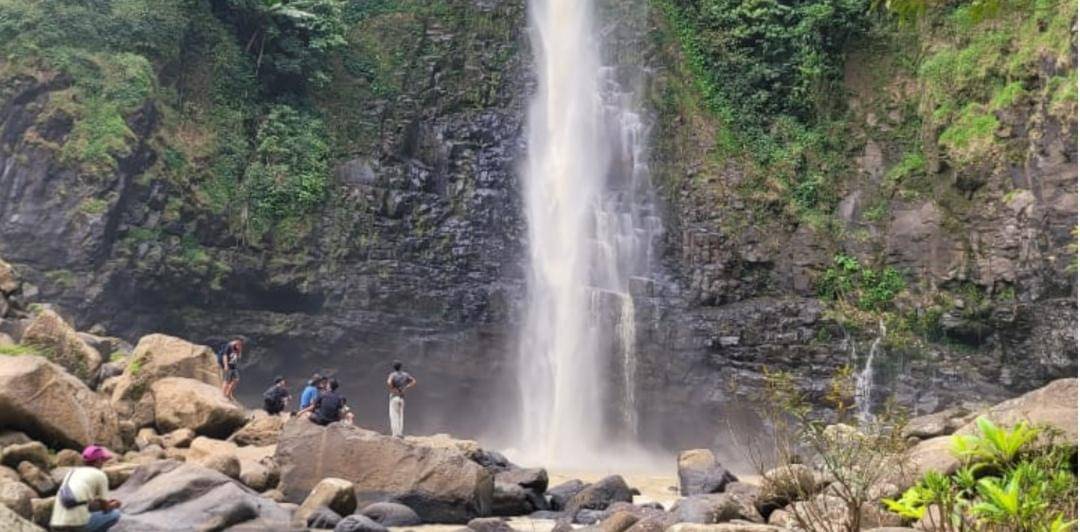 Tim SAR gabungan saat melakukan pencarian di Air Terjun Curup Besemah.