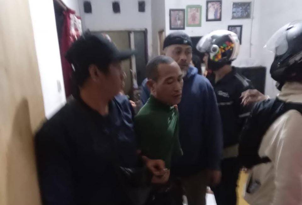 Unit Resmob Polsek Manggala saat menangkap Erwin Cabur (40) di Perumahan Batara Mawang, Jalan Malino, Kabupaten Gowa, Sabtu (1/11/2025) sekitar pukul 04.00 Wita/Istimewa