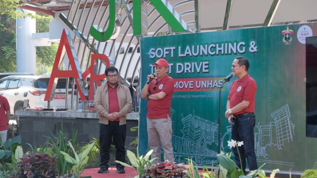 Fakultas Teknik Universitas Hasanuddin (Unhas) meluncurkan prototipe ENGI-MOVE, kendaraan listrik rakitan mahasiswa dan dosen. Momen soft launching sekaligus test drive digelar di Pelataran JK Arenatorium (GOR Unhas), Kampus Tamalanrea, Minggu (2/11/2025). Dok. Humas Unhas