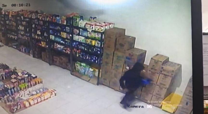 Erwin Cabur (40) terekam CCTV saat beraksi di salah satu minimarket di Makassar/Istimewa