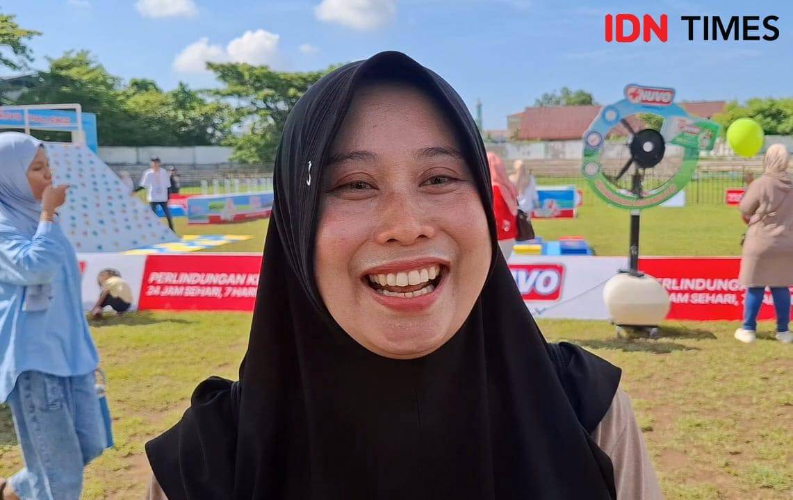 Ira Amelia (42) salah satu orang tua siswa dari SD Inpres Unggulan BTN Pemda Makassar yang ikut acara Nuvo ‘Yuk, Main di Luar’ di Stadion FIKK UNM Banta - Bantaeng, Kota Makassar, Sulawesi Selatan (2/10/2025).