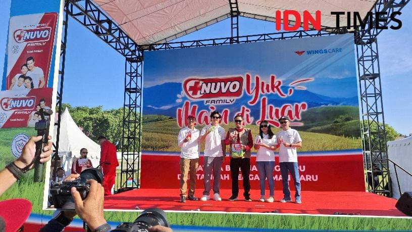 Ambassador Nuvo Family, Dion Wiyoko saat foto bersama Kepala Seksi Sarana Prasarana SD Dinas Pendidikan Kota Makassar Fuad Anshar dan Product Coordinator Nuvo Family, Pricilla Adelia di kegiatan Nuvo ‘Yuk, Main di Luar’ di Stadion FIKK UNM Banta - Bantaeng, Kota Makassar, Sulawesi Selatan (2/10/2025).