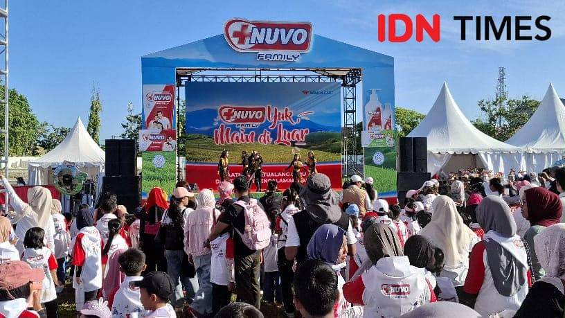 Penampilan dance dari siswa SD di Makassar saat kegiatan Nuvo ‘Yuk, Main di Luar’ di Stadion FIKK UNM Banta - Bantaeng, Kota Makassar, Sulawesi Selatan (2/10/2025).