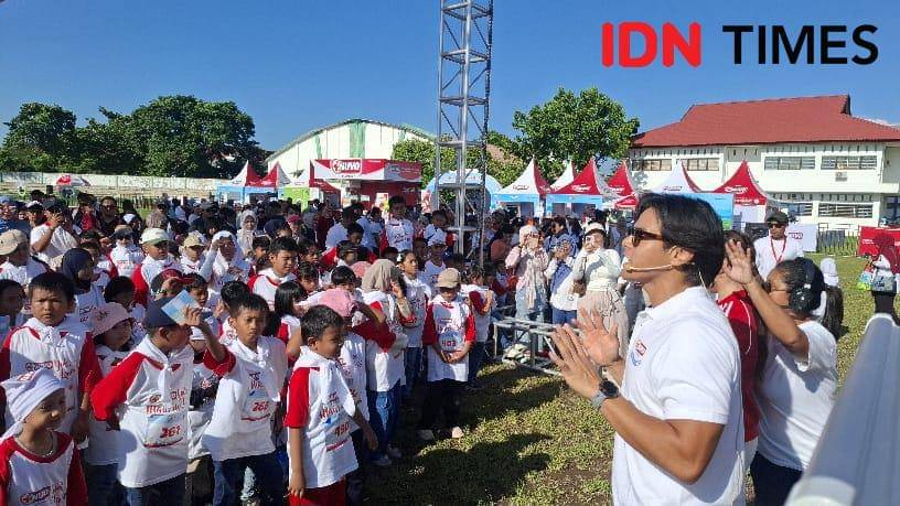 Ambassador Nuvo Family, Dion Wiyoko saat mengajak ratusan siswa bermain games di  kegiatan Nuvo ‘Yuk, Main di Luar’ di Stadion FIKK UNM Banta - Bantaeng, Kota Makassar, Sulawesi Selatan (2/10/2025).