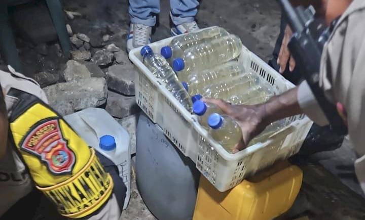 Polresta Kupang Kota razia miras lokal di dekat kantor lurah dan penjual via medsos