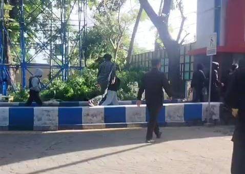 Puluhan OTK saat melepaskan anak panah busur ke Mahasiswa Fakultas FKIP Unismuh di area gerbang kampus / Foto : Istimewa