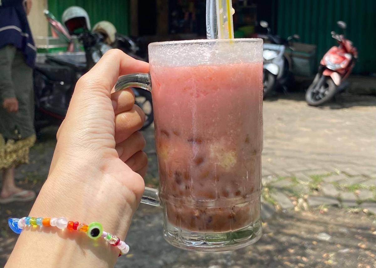 Pembeli Es Mamang Legend sedang menikmati es.