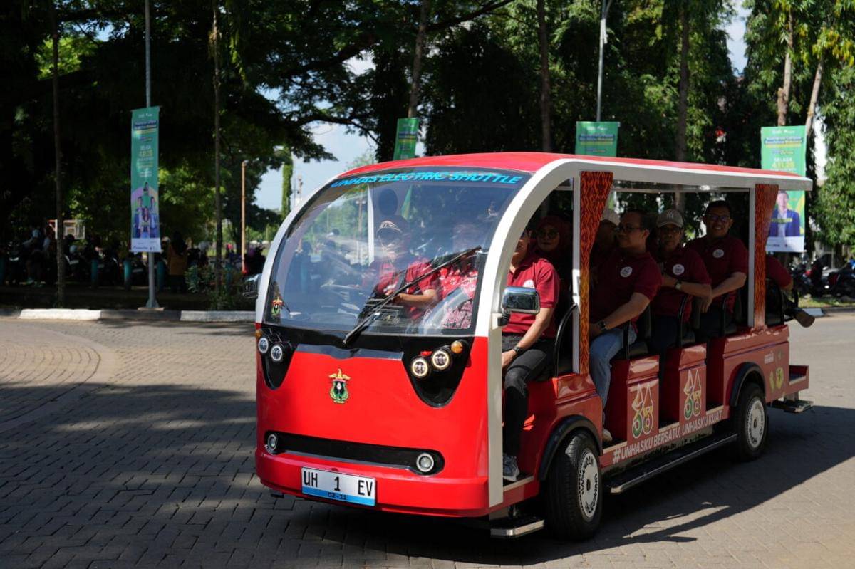 Fakultas Teknik Universitas Hasanuddin (Unhas) meluncurkan prototipe ENGI-MOVE, kendaraan listrik rakitan mahasiswa dan dosen. Momen soft launching sekaligus test drive digelar di Pelataran JK Arenatorium (GOR Unhas), Kampus Tamalanrea, Minggu (2/11/2025). Dok. Humas Unhas