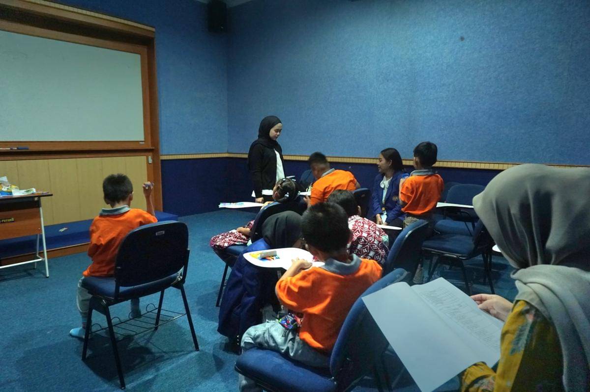 Mahasiswa PKM-RSH UNY menghadirkan inovasi terapi berbasis seni bernama Zine Therapy.