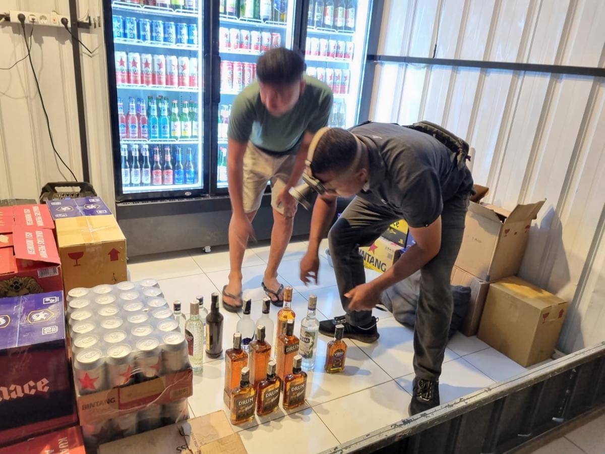 Polresta Kupang Kota razia miras lokal di dekat kantor lurah dan penjual via medsos