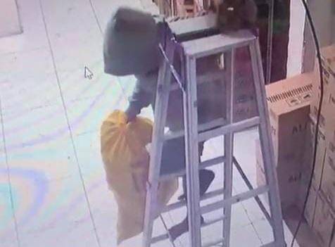 Erwin Cabur (40) terekam CCTV saat beraksi di salah satu minimarket di Makassar/Istimewa