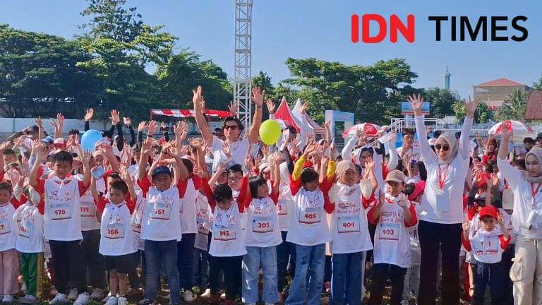 Ambassador Nuvo Family, Dion Wiyoko saat mengajak ratusan siswa bermain games di  kegiatan Nuvo ‘Yuk, Main di Luar’ di Stadion FIKK UNM Banta - Bantaeng, Kota Makassar, Sulawesi Selatan (2/10/2025).