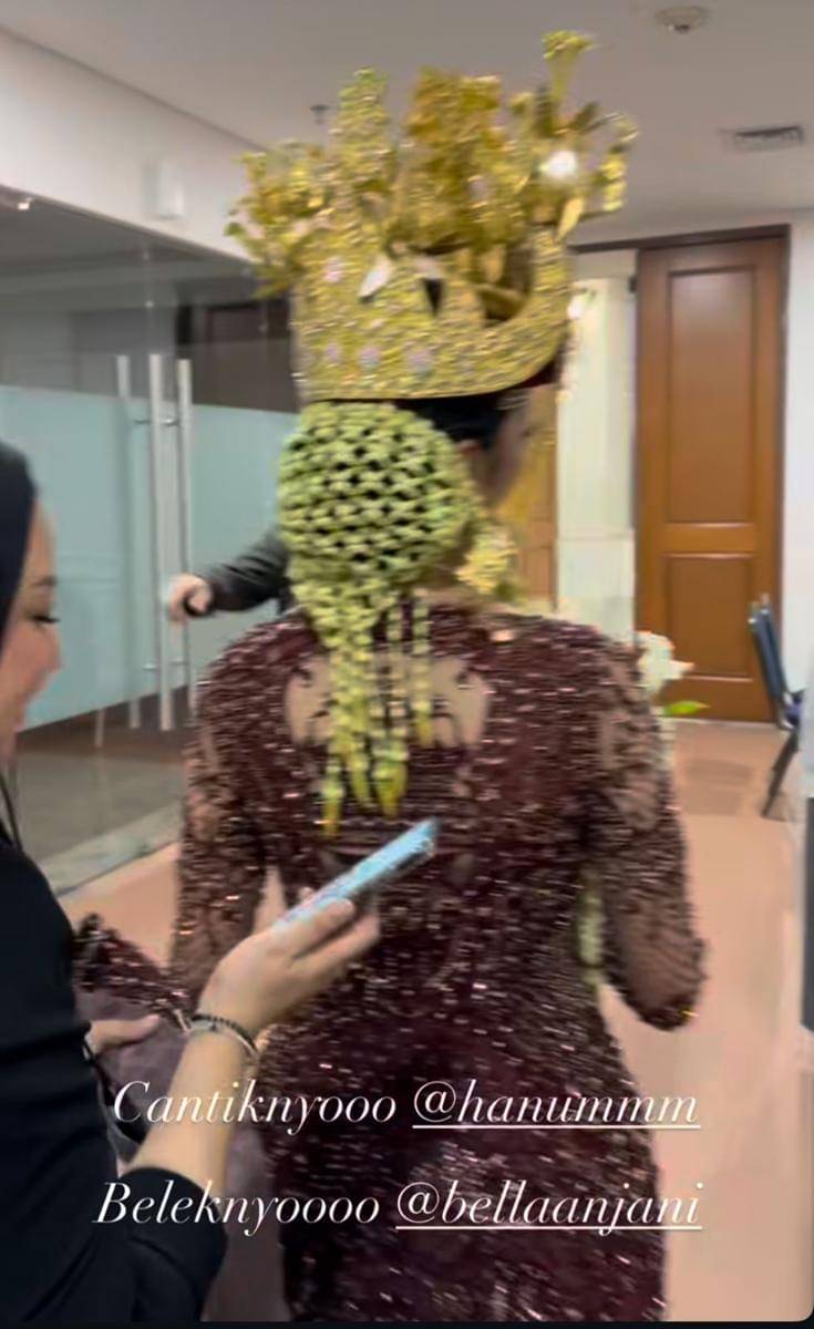 Gaya Makeup dan Busana Azizah Hanum di Resepsi Nikah