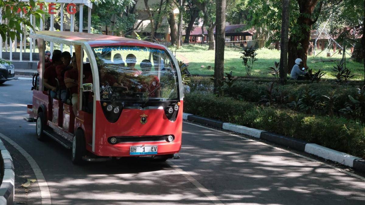 Fakultas Teknik Universitas Hasanuddin (Unhas) meluncurkan prototipe ENGI-MOVE, kendaraan listrik rakitan mahasiswa dan dosen. Momen soft launching sekaligus test drive digelar di Pelataran JK Arenatorium (GOR Unhas), Kampus Tamalanrea, Minggu (2/11/2025). Dok. Humas Unhas