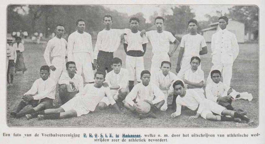 Para pemain PROSIT, tim sepak bola pertama yang berdiri di Makassar. (Dok. KITLV)
