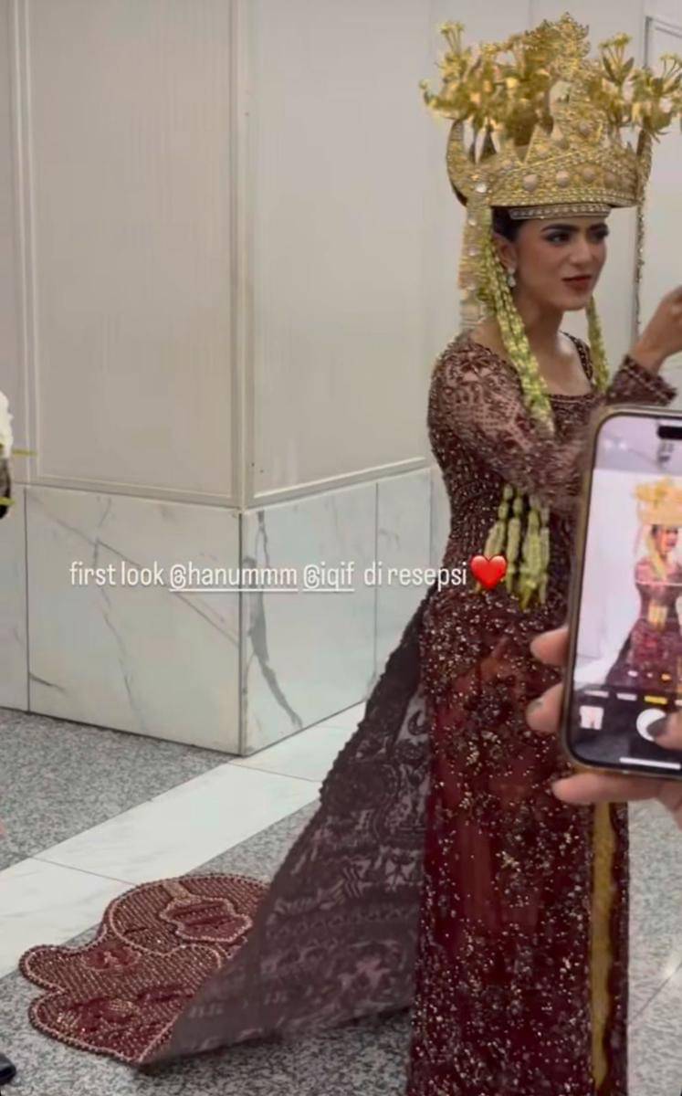 Gaya Makeup dan Busana Azizah Hanum di Resepsi Nikah