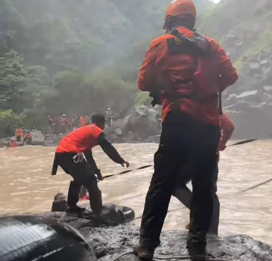 Tim SAR gabungan saat melakukan pencarian di Air Terjun Curup Besemah.