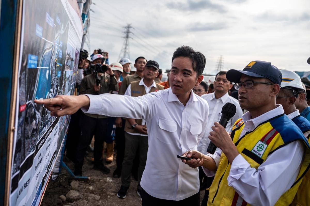 Wakil Presiden Gibran Rakabuming Raka (ketiga kanan) menyimak penjelasan Direktur Jalan Bebas Hambatan Kementerian PU Dedy Gunawan (kanan) disaksikan Gubernur Jawa Tengah Ahmad Luthfi (kedua kanan), dan Deputi Bidang Penanganan Darurat BNPB Budi Irawan (keempat kanan) saat meninjau pembangunan Kolam Retensi Terboyo di Semarang, Jawa Tengah, Minggu (2/11/2025). (ANTARA FOTO/Aprillio Akbar)
