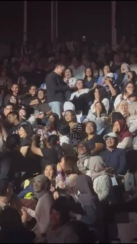 Naomi Zaskia dilamar