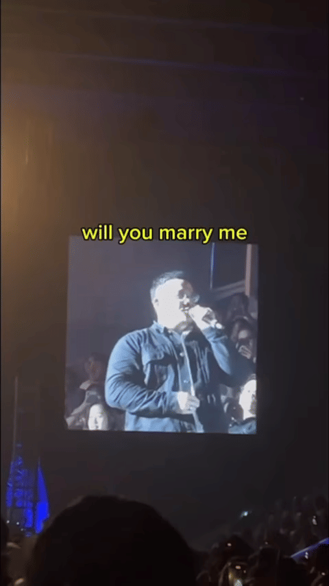 Naomi Zaskia dilamar