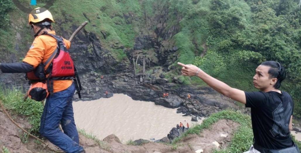 Tim SAR gabungan saat melakukan pencarian di Air Terjun Curup Besemah.