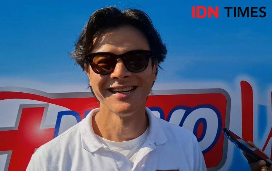 Ambassador Nuvo Family, Dion Wiyoko saat sesi wawancara dengan wartawan disela-sela kegiatan Nuvo ‘Yuk, Main di Luar’ di Stadion FIKK UNM Banta - Bantaeng, Kota Makassar, Sulawesi Selatan (2/10/2025).