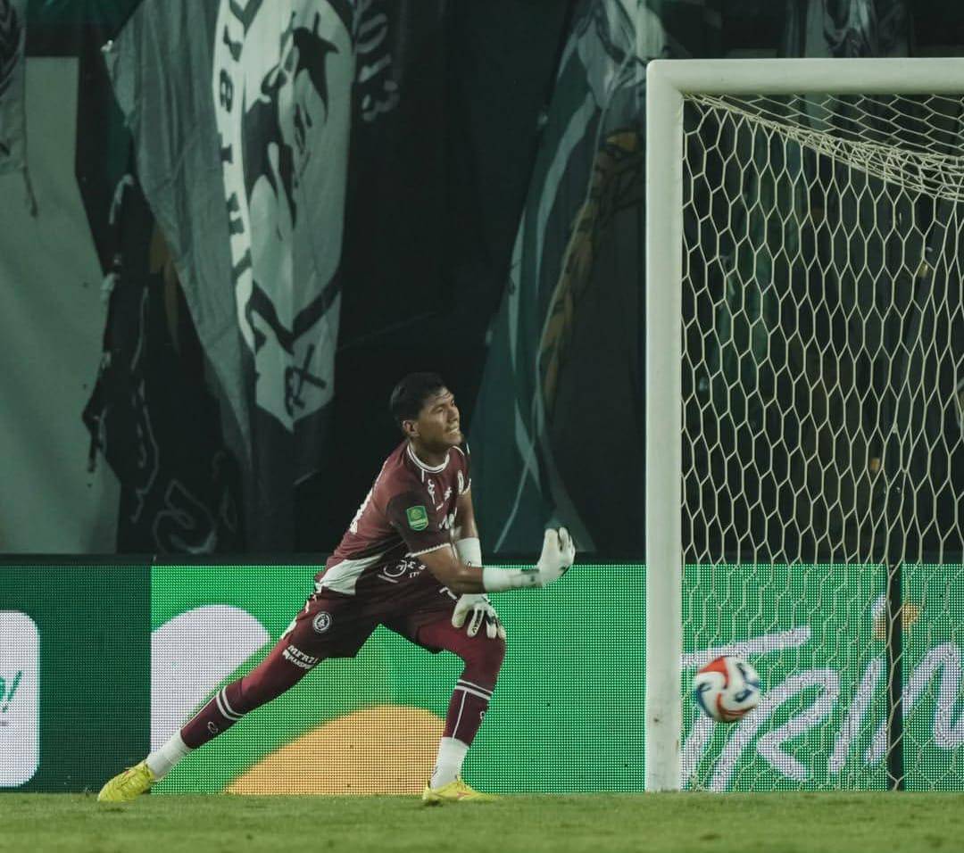   Pada laga yang digelar di Stadion Maguwoharjo, Sleman, Sabtu (1/11/2025) malam, skuad Super Elang Jawa dan Mutiara hitam bermain imbang tanpa gol. 