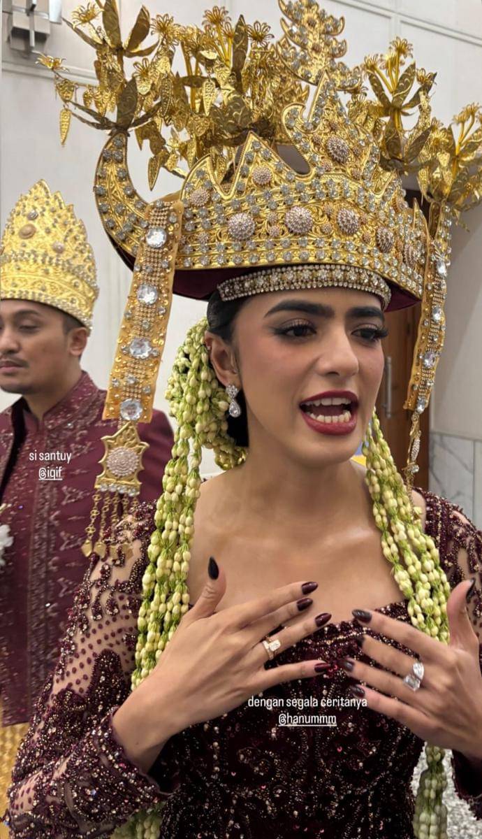 Gaya Makeup dan Busana Azizah Hanum di Resepsi Nikah