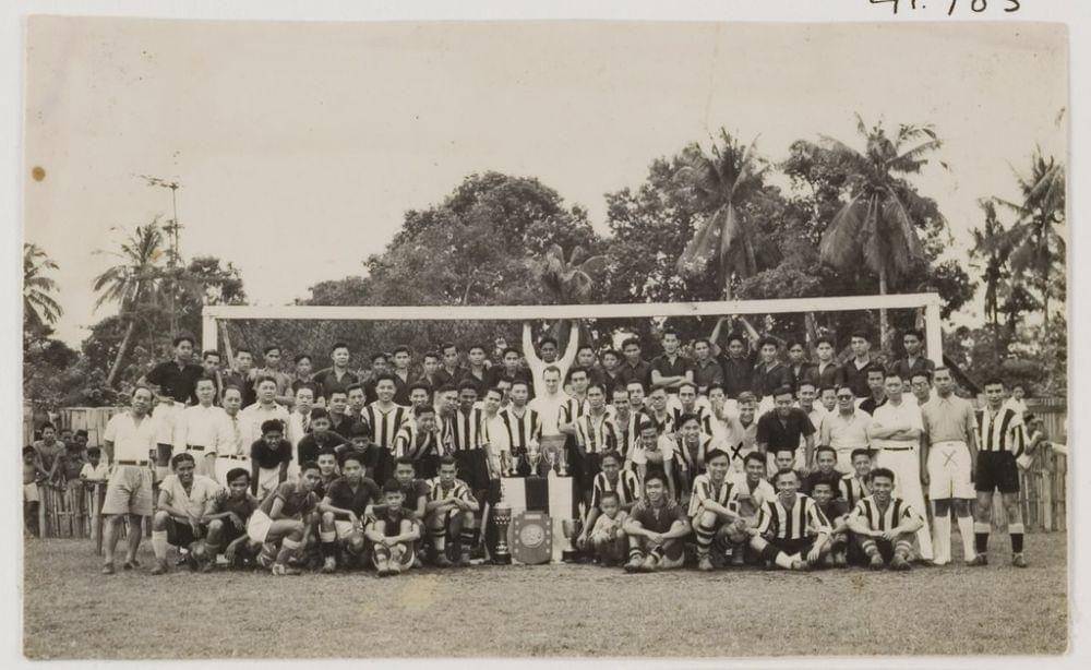 Para pemain dari seluruh tim di Makassar yang berlaga dalam kompetisi MVB tahun 1937. (Dok. KITLV)