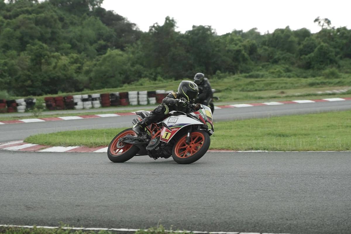 ilustrasi seseorang mengendarai motor 