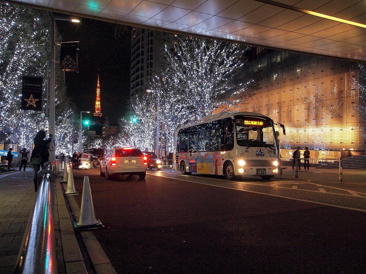 ilustrasi bus malam di Jepang 