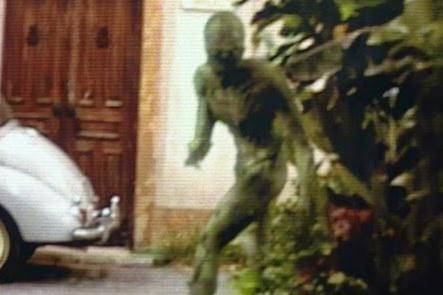 cuplikan adegan dalam film Sign (2002)