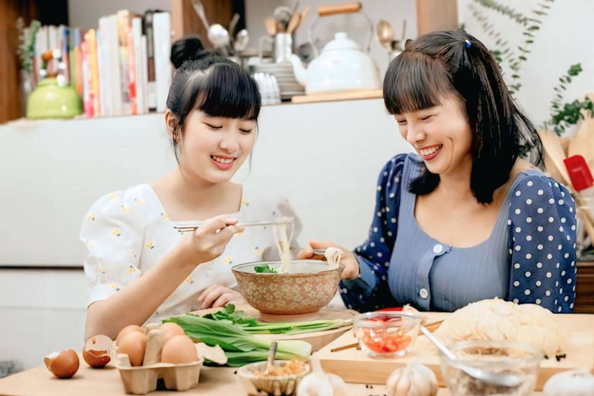 ilustrasi menyantap mi rebus