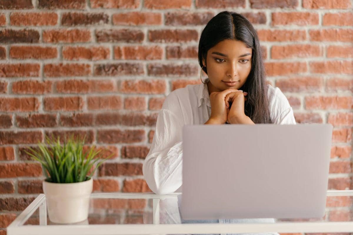ilustrasi seorang perempuan yang sedang menonton film dari laptop