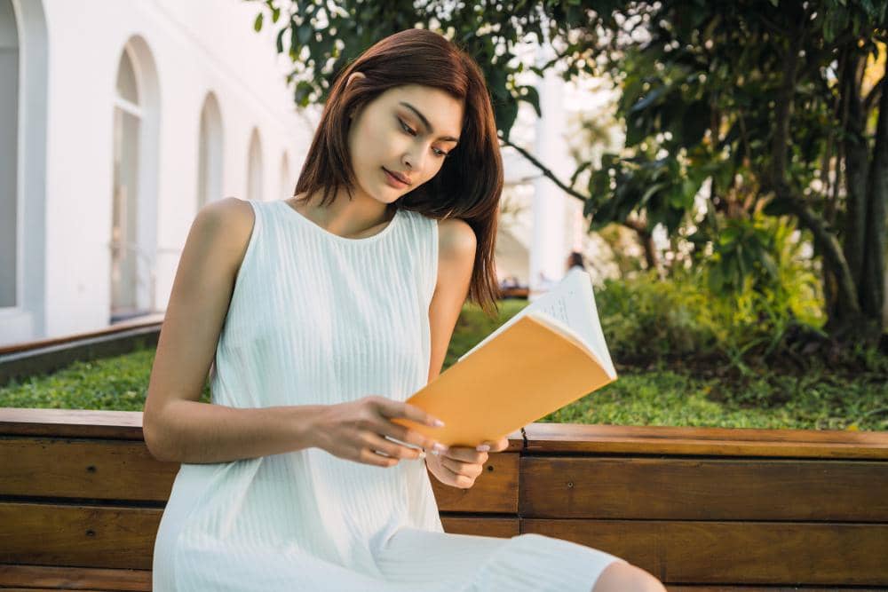 ilustrasi perempuan melihat target baca buku