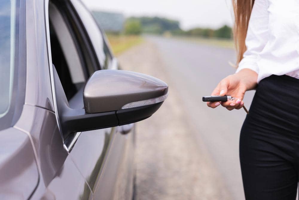membunyikan alarm mobil