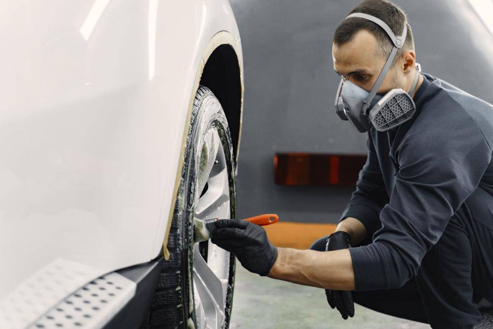 membersihkan velg mobil