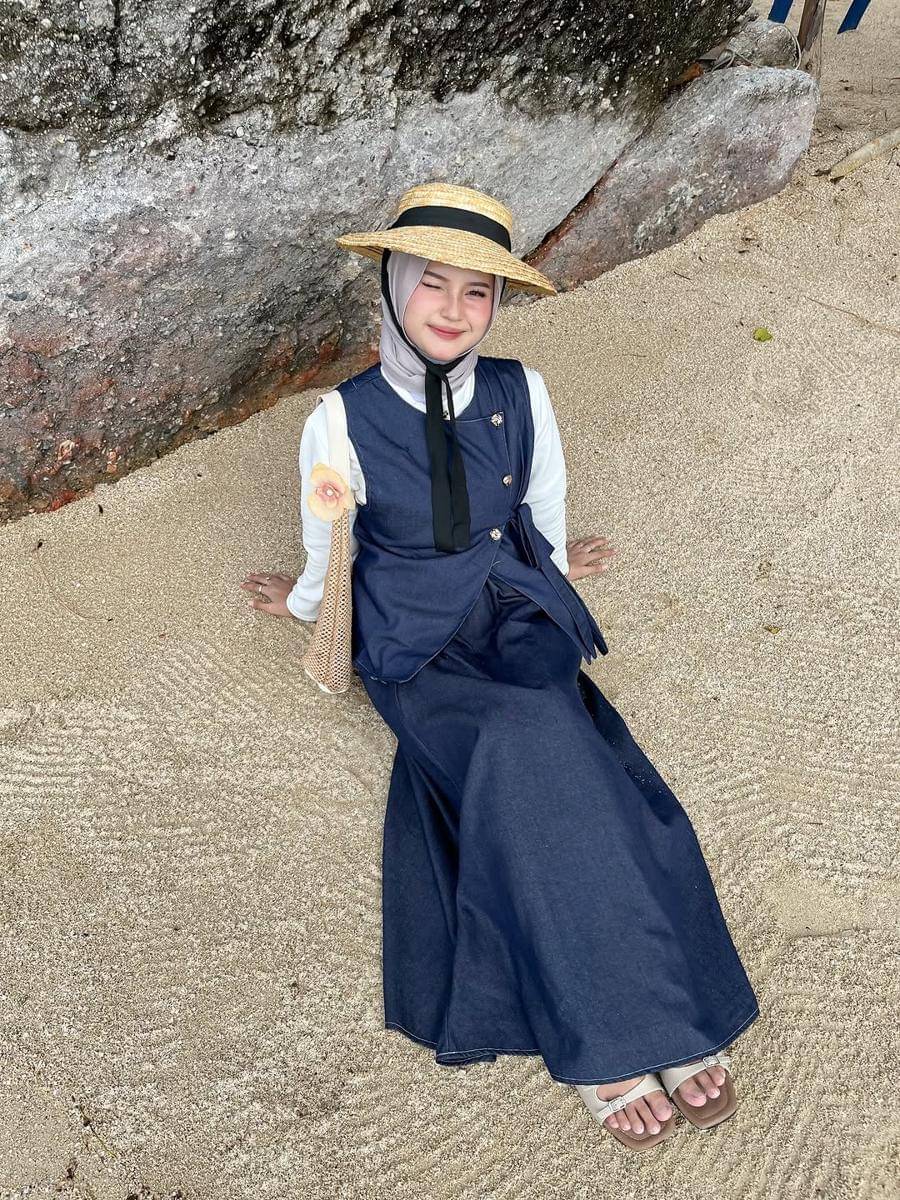 Outfit ke pantai pakai rok ala Siska Amera