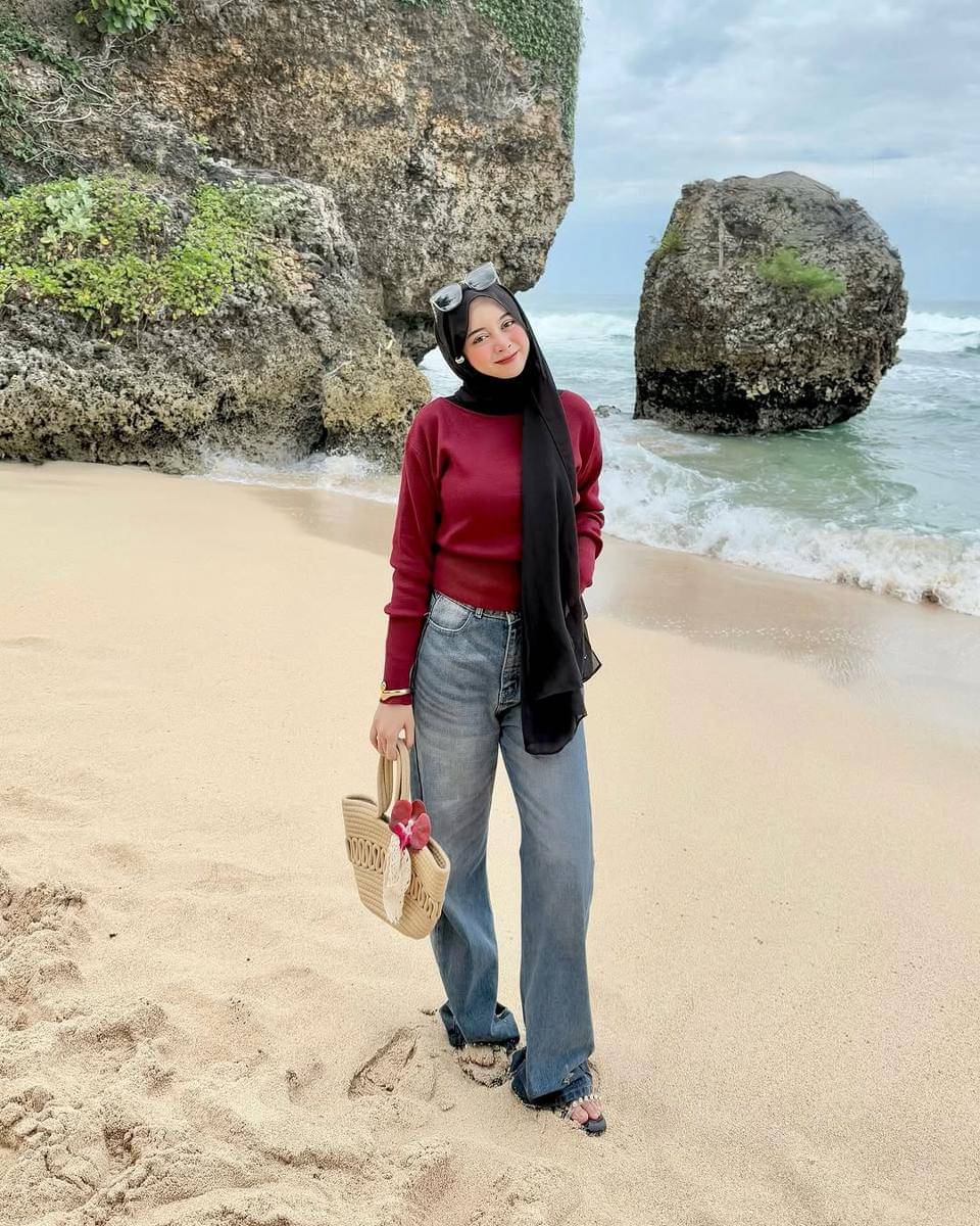 Outfit hijab nuansa merah ala Ega Shalsa