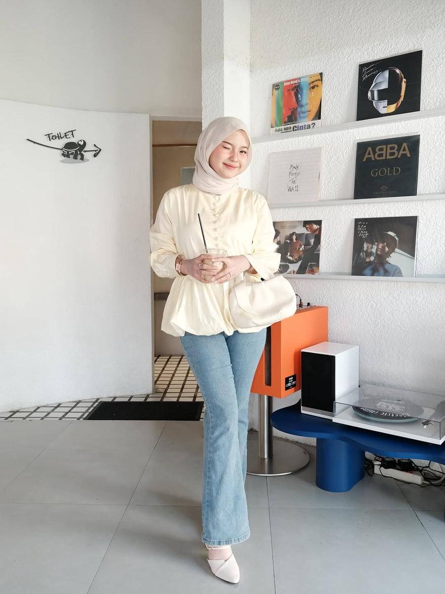 mix and match celana flare jeans ala Siska Amera